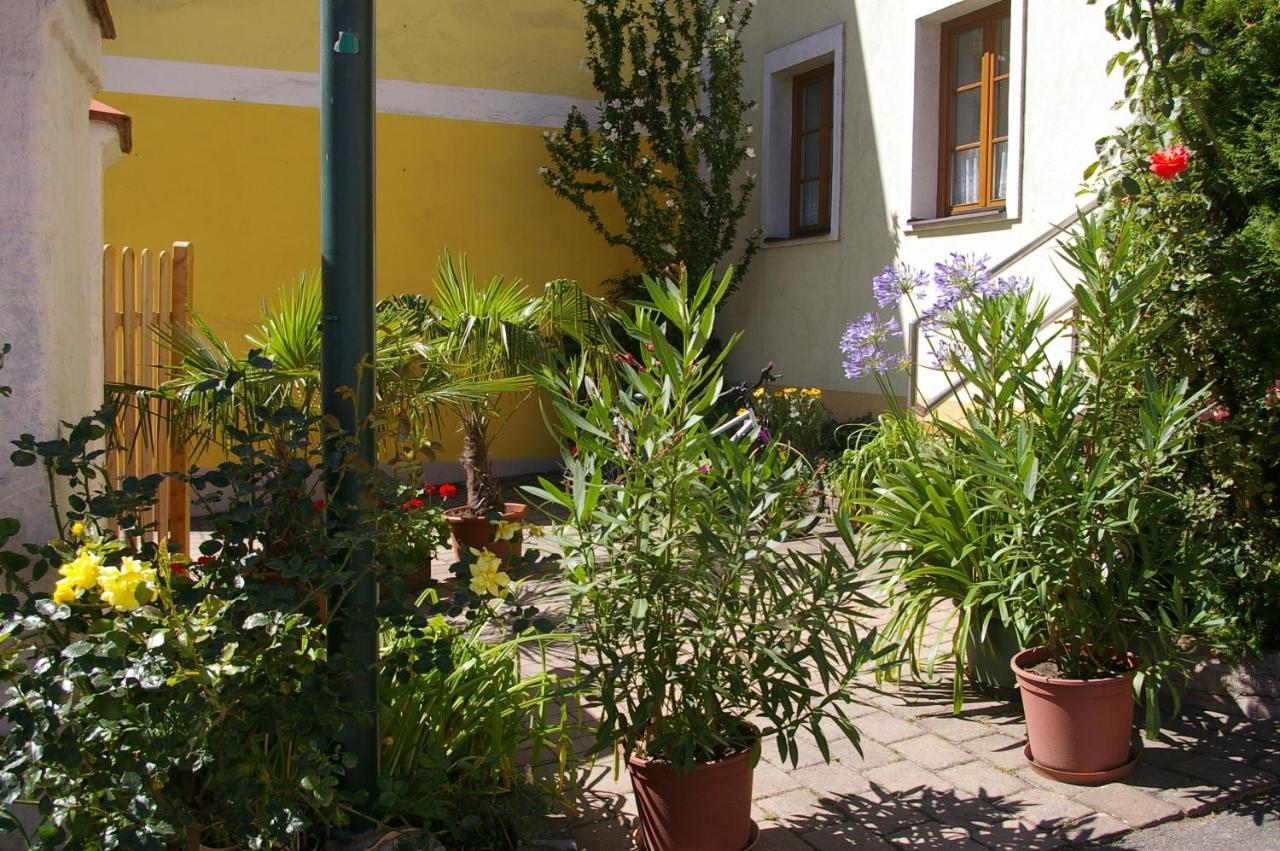 Ferienwohnung zum Kapuziner Poysdorf Exterior foto